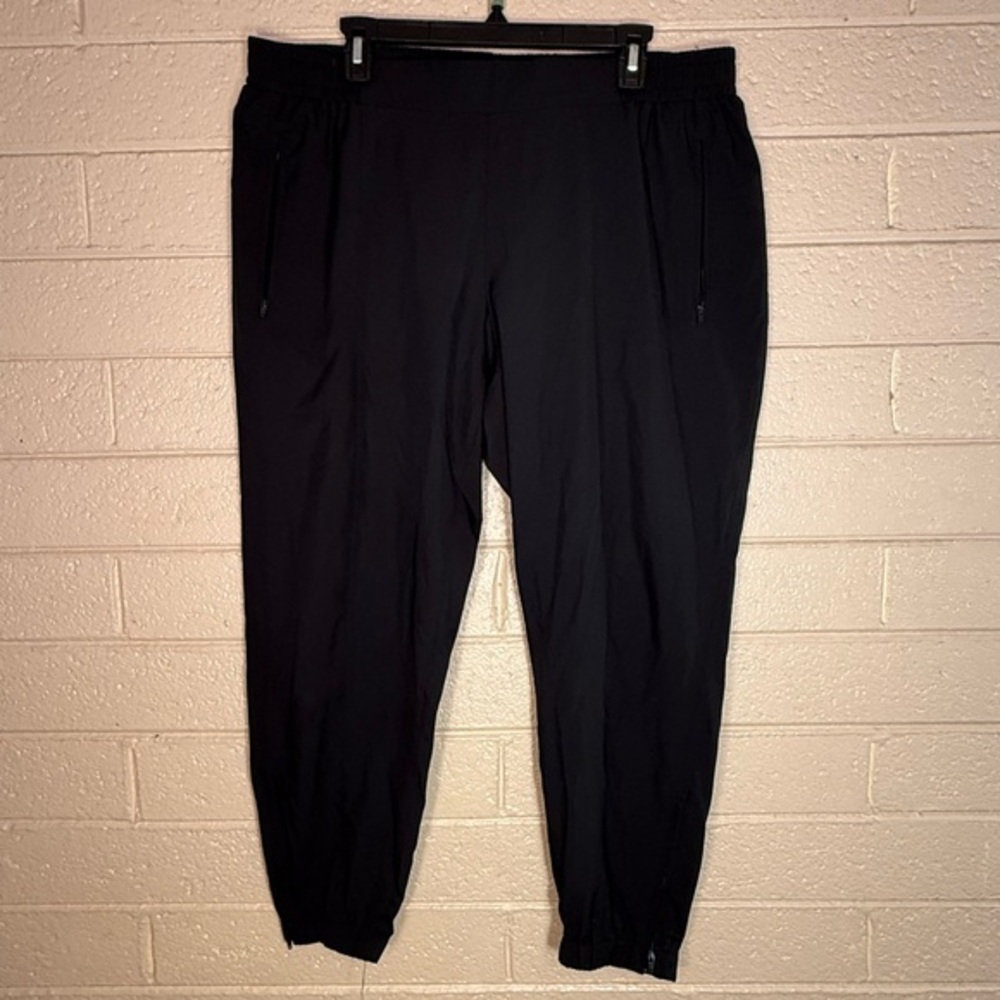 Strechtech Women Black Jogger Pants